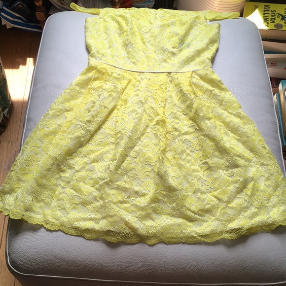 ABS yellow cap sleeve lace flare dress - Picture 3 of 5